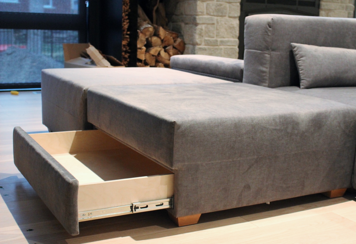 détail d'un tiroir double sofa modulaire sur mesure recouvert en velours