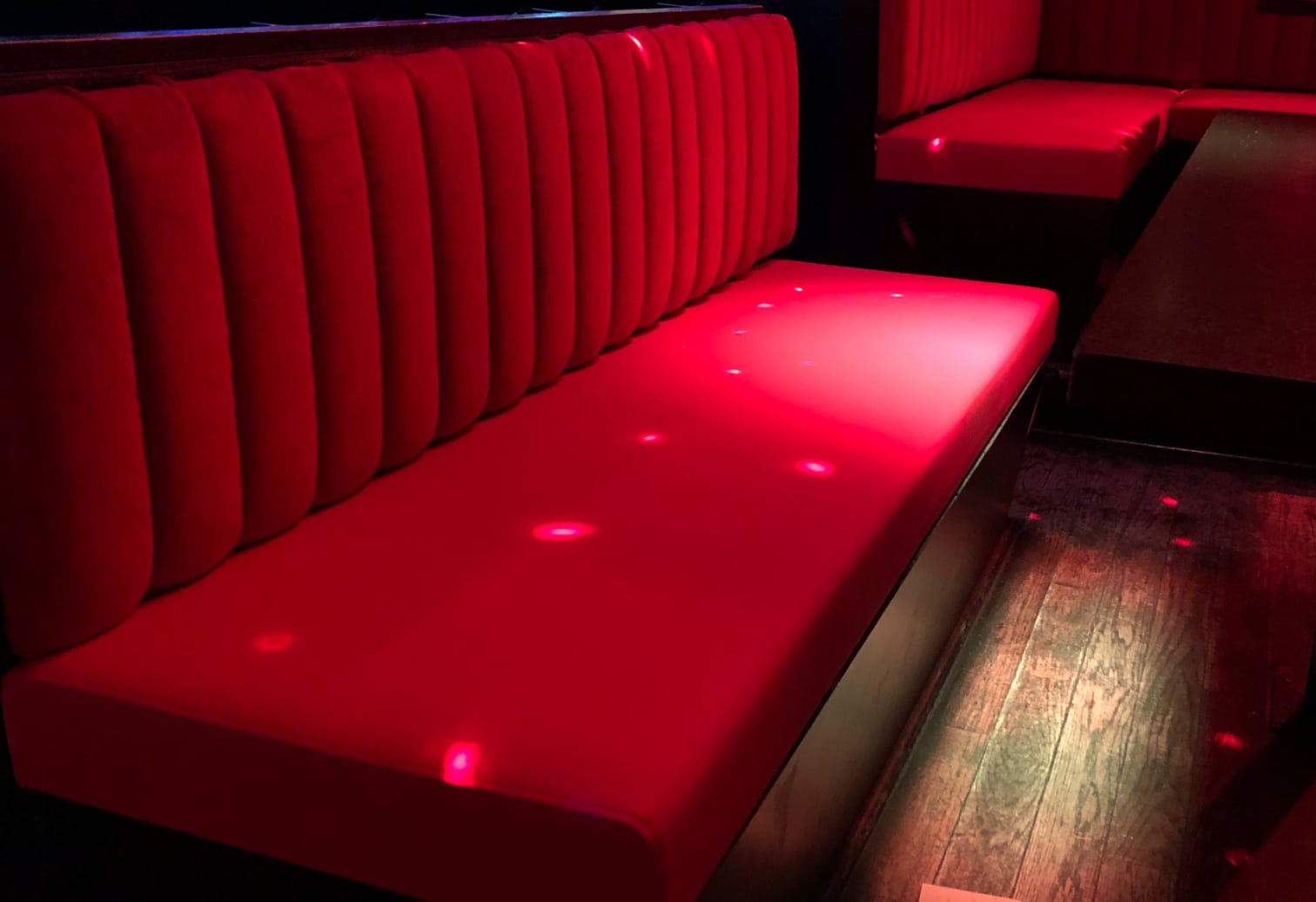 bar bench banquet red vinyle seat red channels