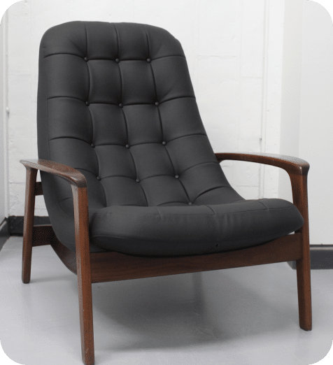 Fauteuil capitonné avec boutons et coutures