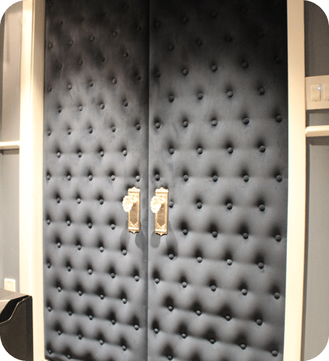 Deux portes style cinéma avec capitonnage en surface