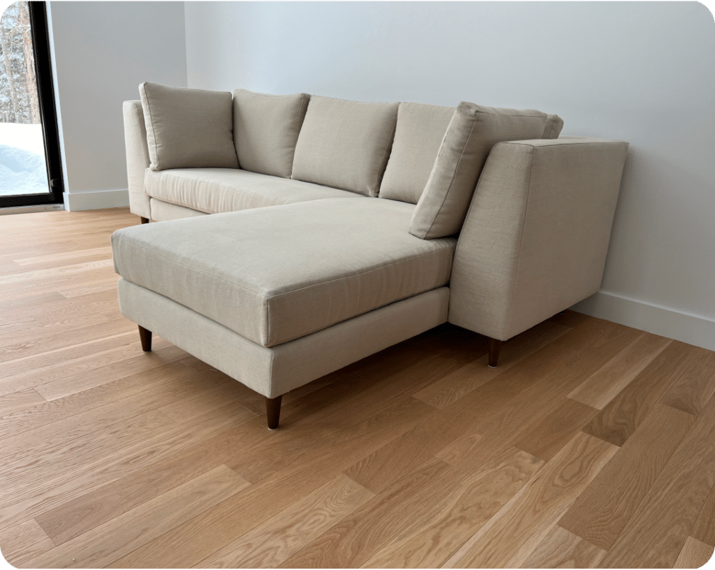 Sofa modulaire avec chaise longue et coussins amovibles au siège et au dossier