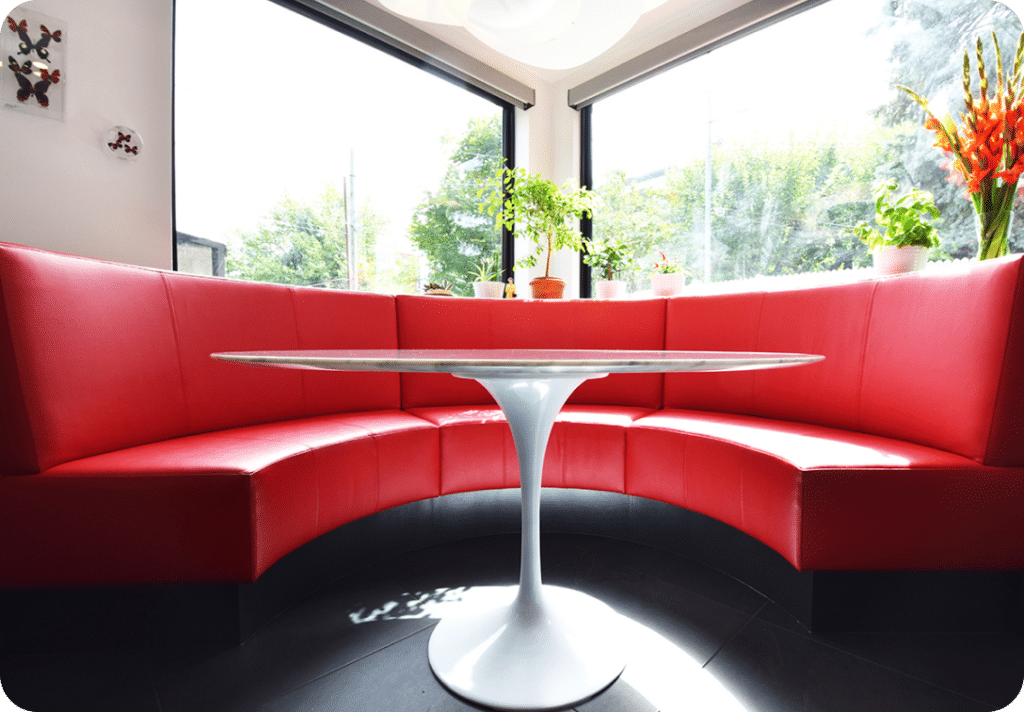 Banquette ronde avec coussins fixes : bourres intégrées