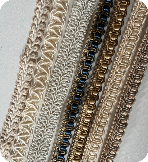 gros plan sur des gallons et passementeries de différentes teintes et textures juxtaposées