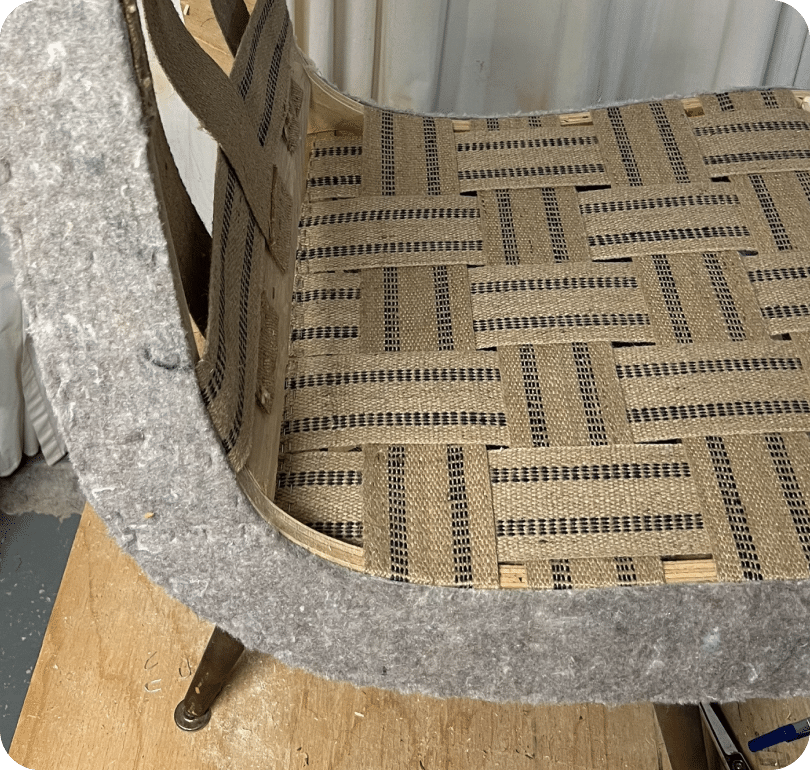 Gros plan de sangles de jute entrecroisées formant une plateforme sur une structure d'un siège d'un fauteuil