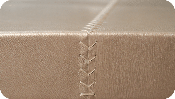 détail de broderie à la main sur éléments de cuir