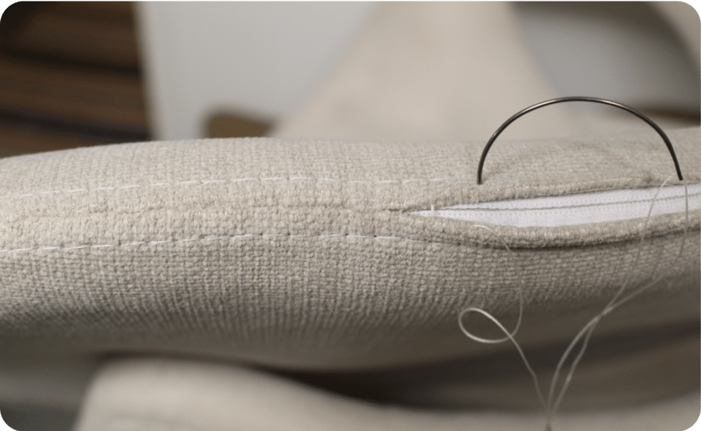 Gros plan d'une couture à la main et de surpiqures doubles