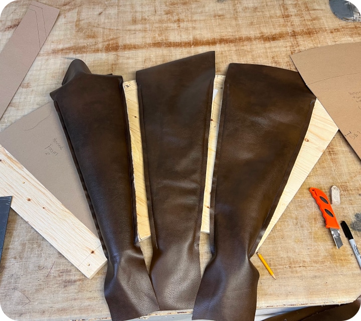 Place of 3 sewing templates with a back shorter than the bottom part and with zipper at the back.