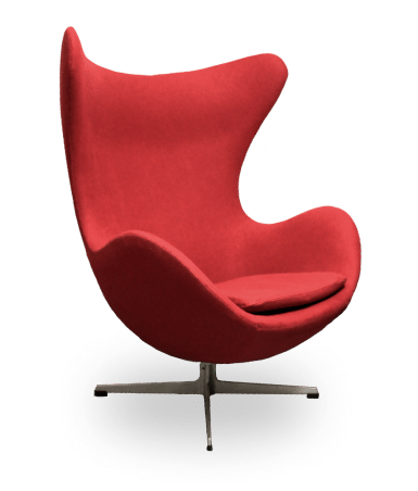 Vue de biais vers la droite, Arne Jacobsen Egg chair entièrement recouvert, avec appui-bras arrondis légèrement évasés vers l'extérieur, dossier haut arrondi et avec pointes arrondies au haut de chaque côté Coussin rond amovible au siège. Tissu rouge vif. Sur pilier central métallique avec 4 branches de pied. Ce meuble a été rembourré et recouvert selon les choix et préférences du client, respectant le modèle d'origine.