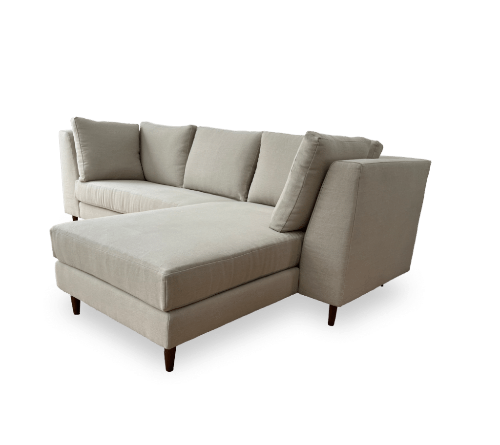 Estimation example - materiaux naturels vue de biais orienté ver la gauche, petit sofa modulaire avec chaise longue à droite, un siège deux place à la gauche et plusieurs coussins amovibles de diverses dimensions au dossier. Tissu de teinte beige. Sofa modulaire avec chaise longue créé sur mesure selon les choix et préférences des clients.