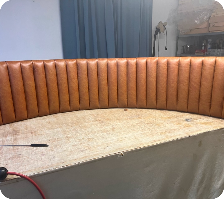Assembly and view of a set of padded tubes covering a rounded backrest. Each tube is joined to its neighbors to form an assembly.