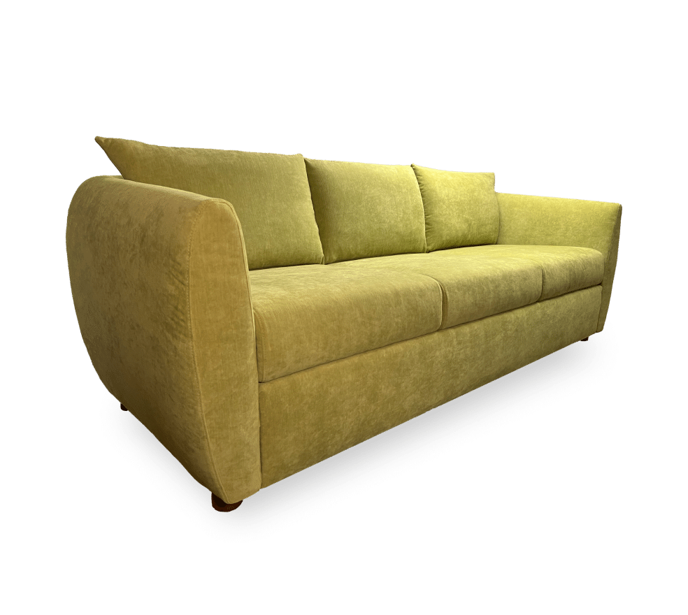 Vue de biais vers la droite, Sofa 3 places avec un grand coussin au siège et 3 coussins au dossier. Profil bas, pieds de 2 pouces, formes arrondies aux appui-bras et sur le pourtour du meuble. Sofa créé sur mesure selon les choix et préférences des clients.