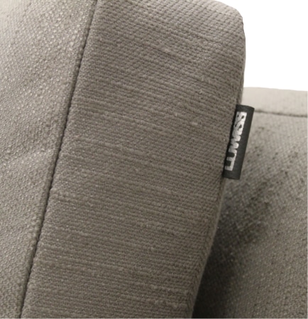 Logo étiquette appliquée sur une section d'un meuble sur mesure fabriqué par LUWISS