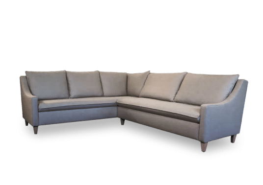 vue de biais vers la droite, formant un angle droit, sofa modulaire double en L, grand coussin au siège et 7 coussins amovibles au dossiers. Pieds en bois. Tissu gris moyen Sofa modulaire créé sur mesure selon les choix et préférences des clients.