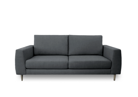 Vue de face Sofa deux places avec 2 coussins au siège et deux au dossier. Pieds rond en aiguille. Tissu gris foncé. Sofa créé sur mesure selon les choix et préférences des clients.